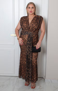 Vestido largo curvy Boutiquemirel con estampado animal print y drapeado en la cintura