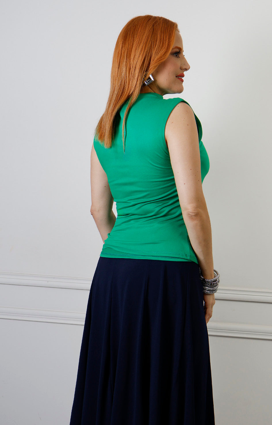 Blusa sin manga de Boutiquemirel con cuello drapeado, diseño regular, tela suave y ajustada al cuerpo.