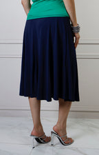 Falda midi regular de Boutiquemirel con pretina elástica en colores neutros, mostrando su diseño y longitud.