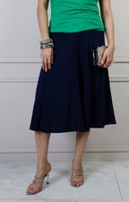 Falda midi regular de Boutiquemirel con pretina elástica, mostrando su diseño elegante y cómodo en tela suave.