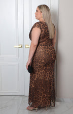 Vestido largo curvy Boutiquemirel con estampado animal print y drapeado en la cintura