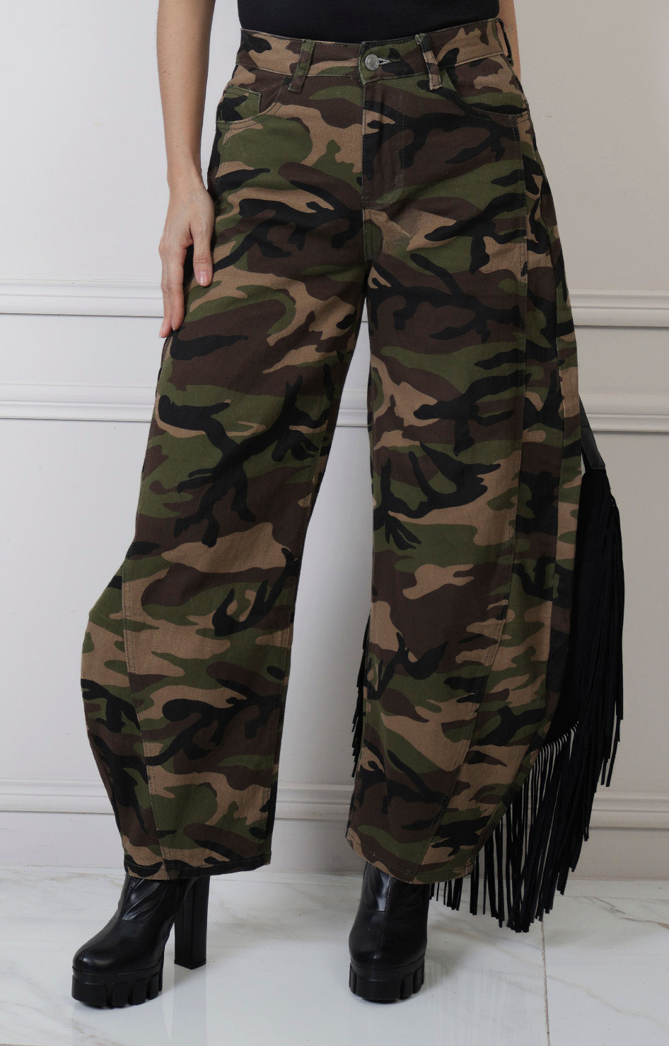 Pantalón camuflaje de pierna ancha Boutiquemirel, corte regular y diseño estampado militar