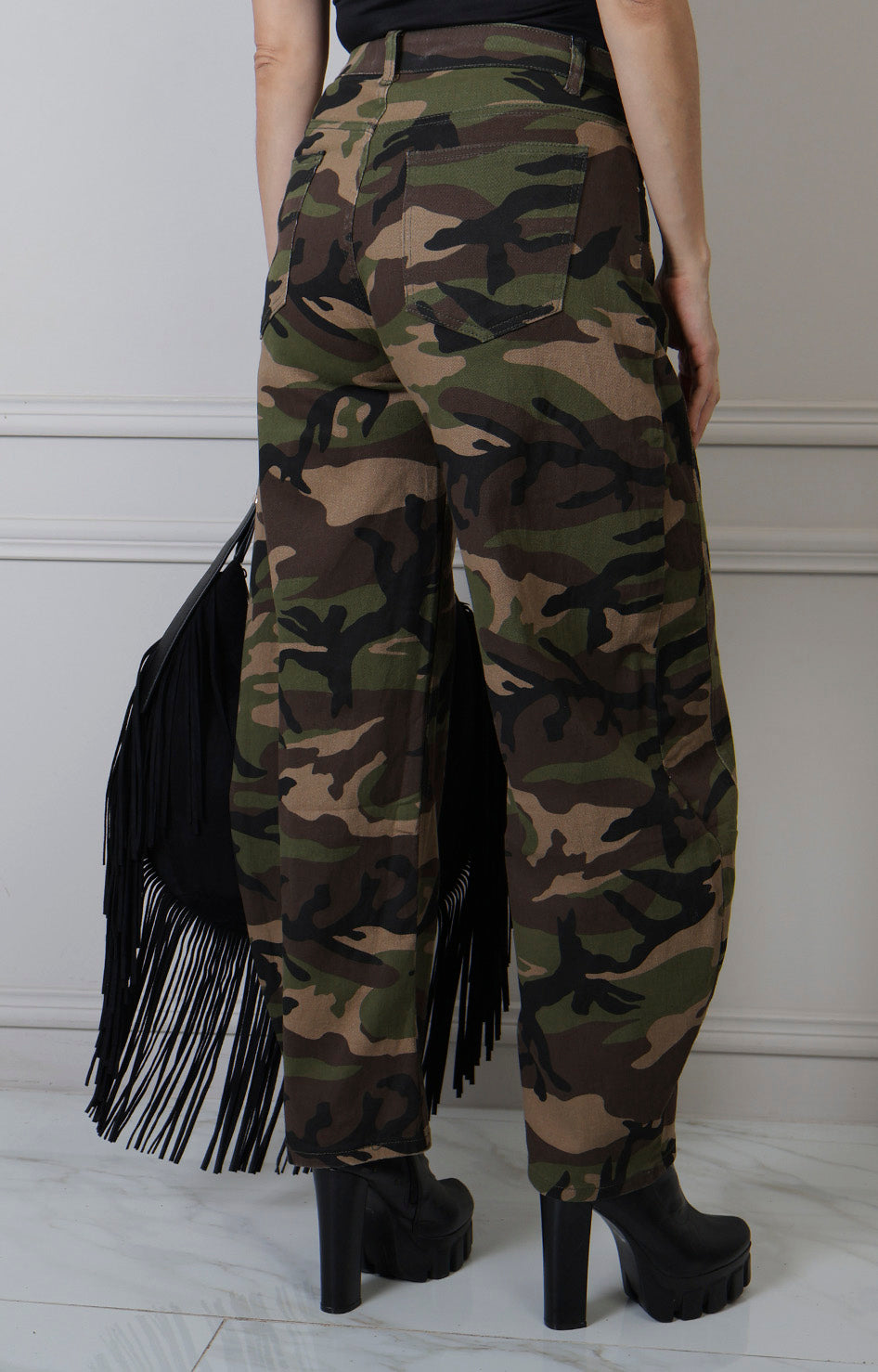 Pantalón de camuflaje de pierna ancha Boutiquemirel, corte regular y diseño militar.