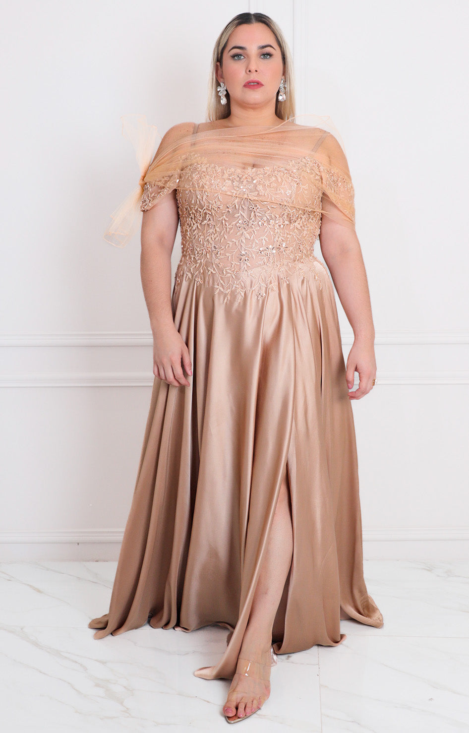 Vestido champagne de gala con detalle de tul y pedrería - VESTIDO LARGO CURVY Boutiquemirel 