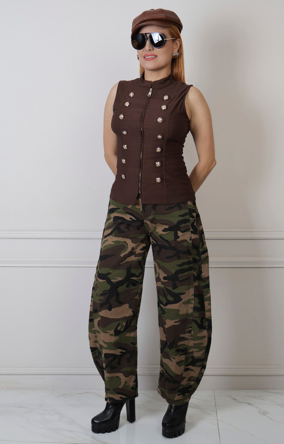 Chaleco café estilo militar con botones dorados