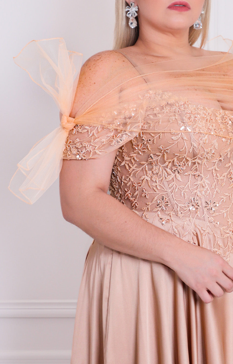 Vestido champagne de gala con detalle de tul y pedrería - VESTIDO LARGO CURVY Boutiquemirel 