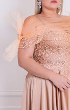 Vestido champagne de gala con detalle de tul y pedrería - VESTIDO LARGO CURVY Boutiquemirel 