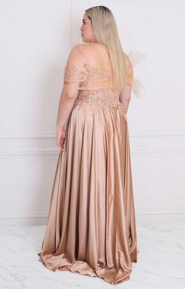 Vestido champagne de gala con detalle de tul y pedrería - VESTIDO LARGO CURVY Boutiquemirel 