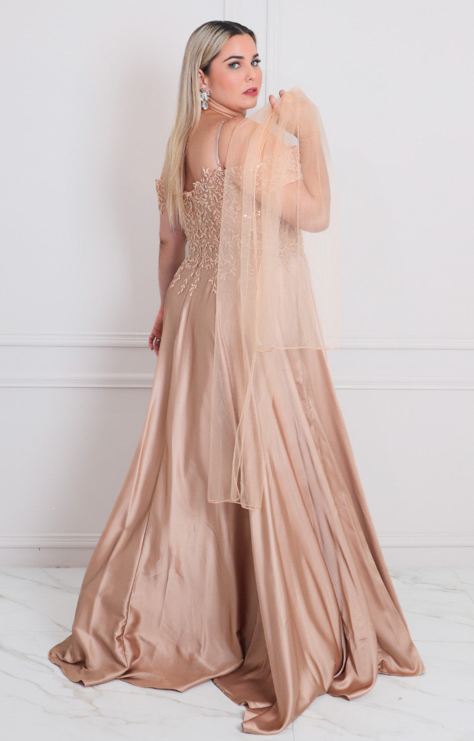 Vestido champagne de gala con detalle de tul y pedrería - VESTIDO LARGO CURVY Boutiquemirel 