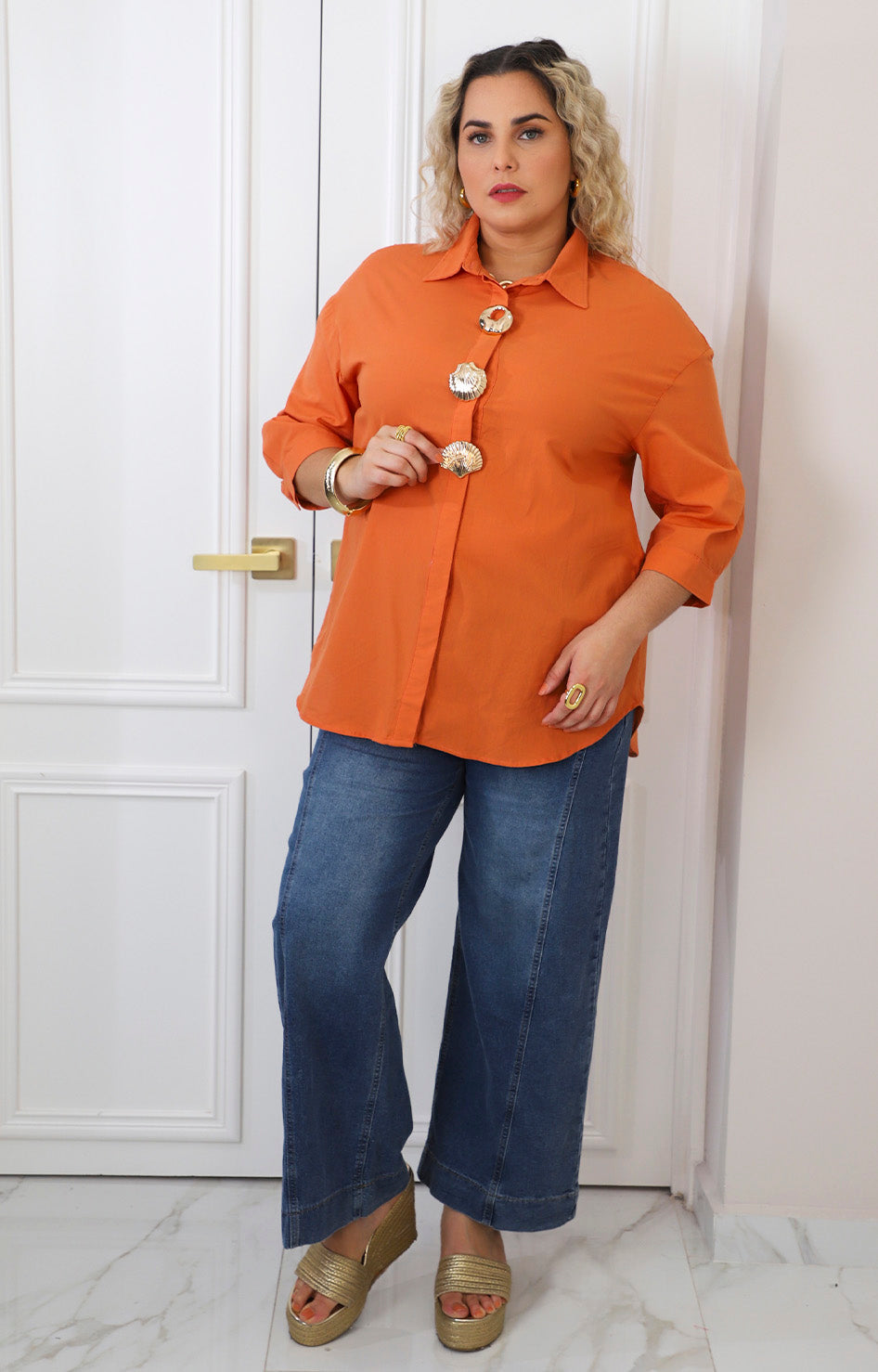 Blusa lisa con maxi botones