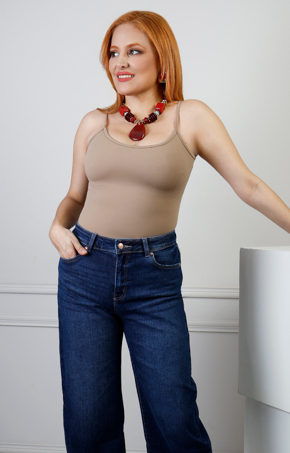 Blusa de tirantes básica de la marca Boutiquemirel, estilo regular, en color neutro, con diseño sencillo y cómodo.