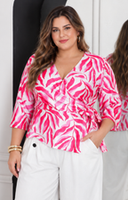 Blusa estampada con lazo de la marca Boutiquemirel, blusa curvy con diseño floral y detalles en el cuello.