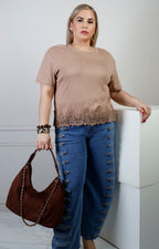 Blusa curvy de Boutiquemirel con detalle de encaje en la parte superior, en color neutro, con mangas largas y estilo elegante.