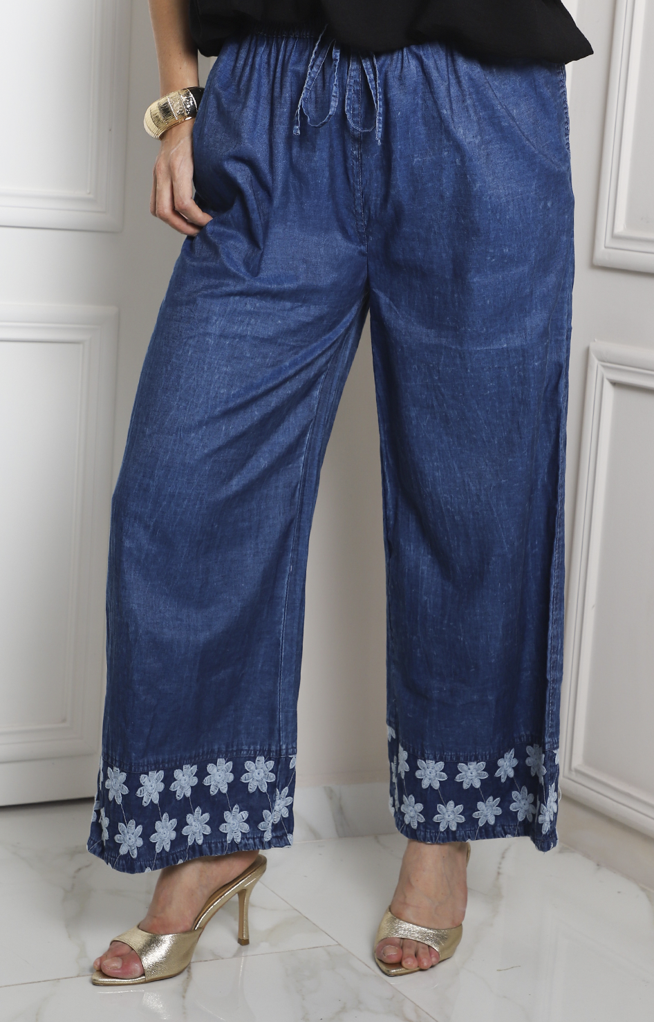 Pantalón ancho de mezclilla con bordado floral