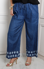 Pantalón ancho de mezclilla con bordado floral