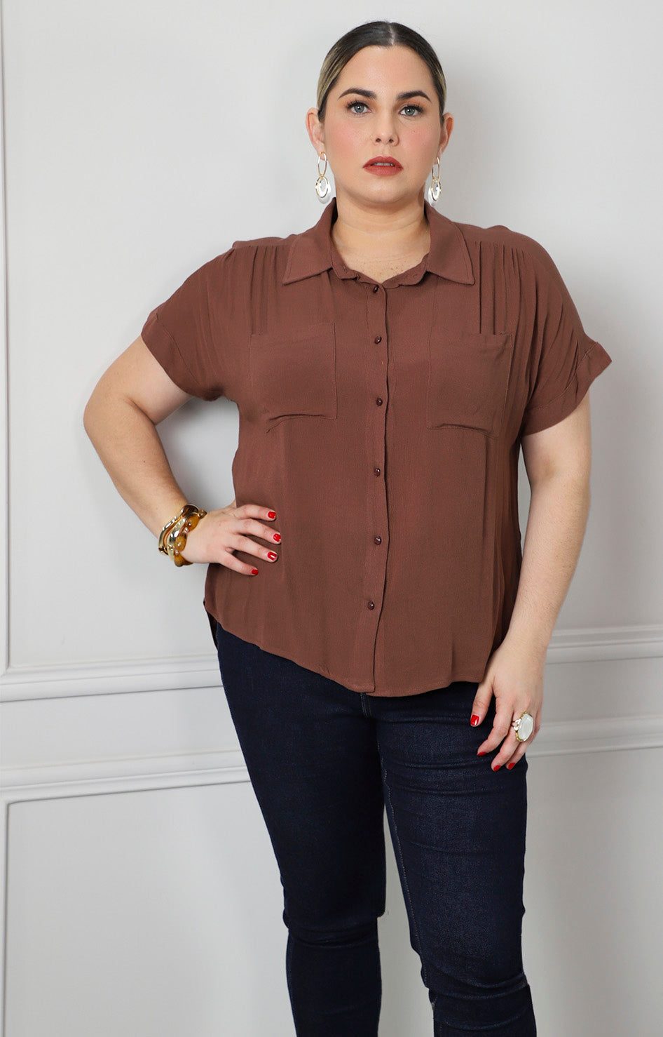 Blusa café con bolsillos frontales