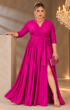 Vestido largo cruzado curvy de Boutiquemirel con cinturón y diseño elegante, mostrando la prenda en color neutro.
