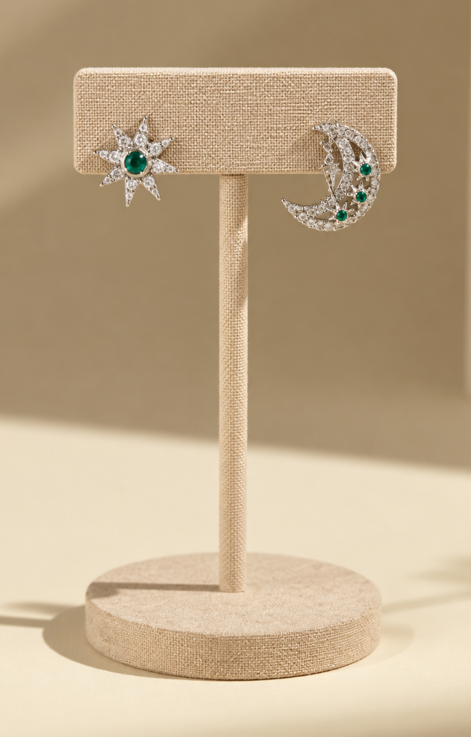 Aretes de estrella y luna Boutiquemirel, diseño colgante con detalles celestiales elegantes