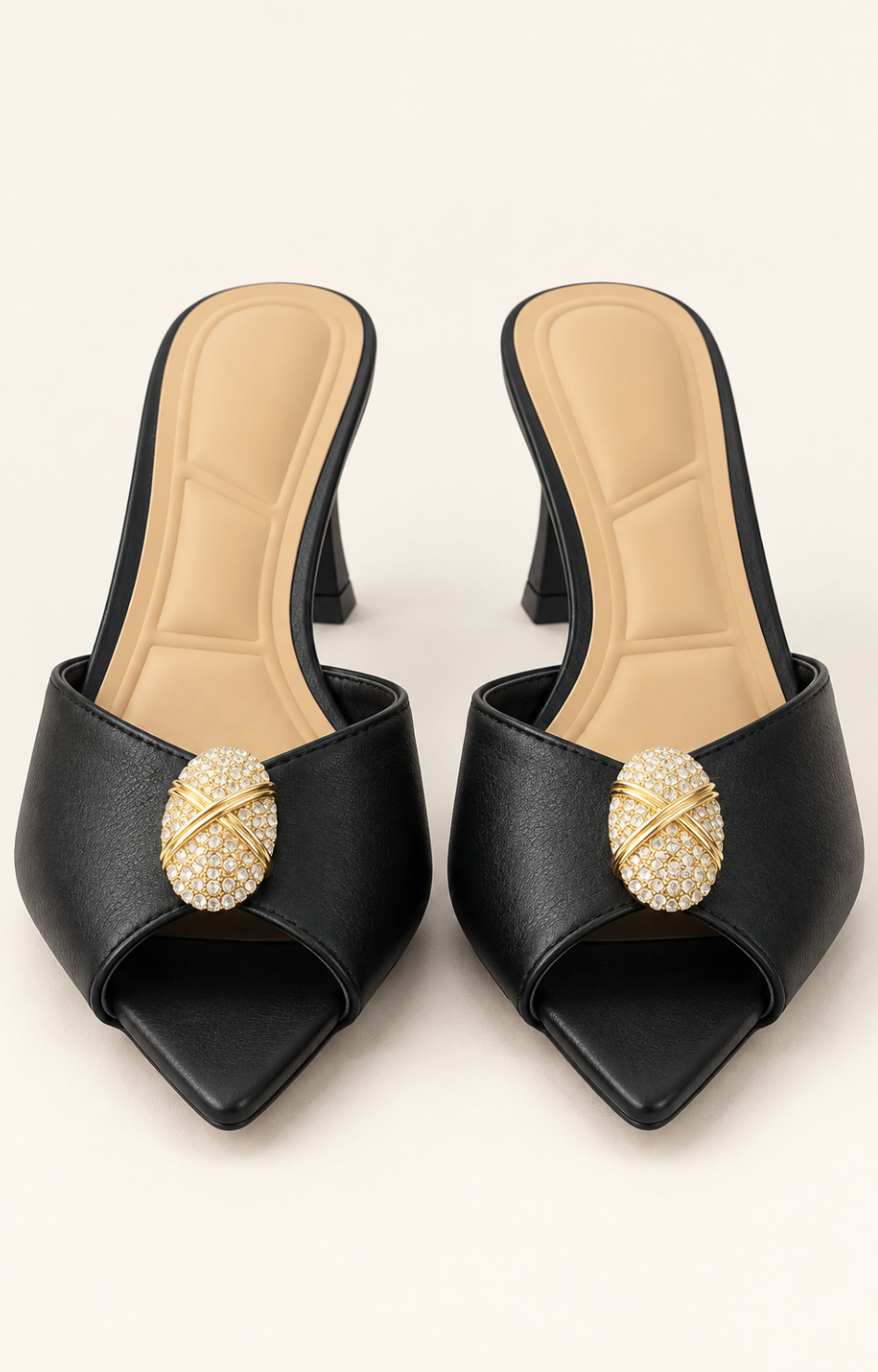 Sandalias de tacón negras con detalle dorado
