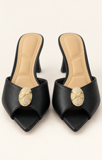 Sandalias de tacón negras con detalle dorado