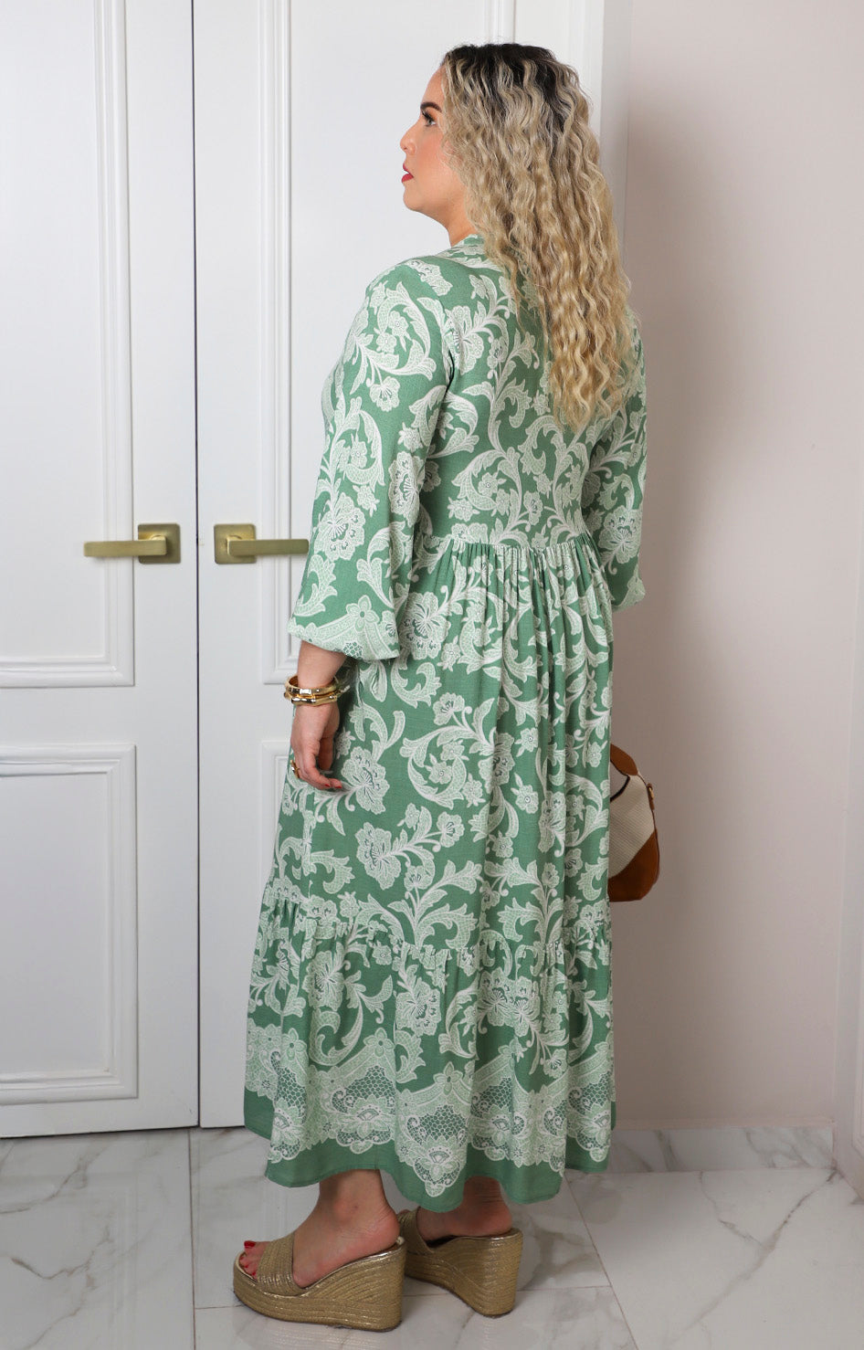 Vestido con estampado floral y mangas largas