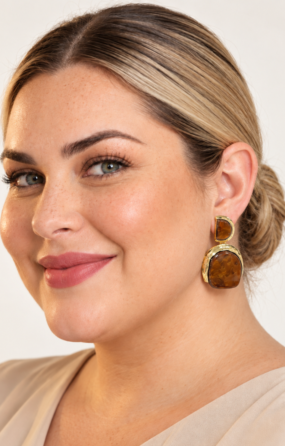 Aretes colgantes dorados con piedra