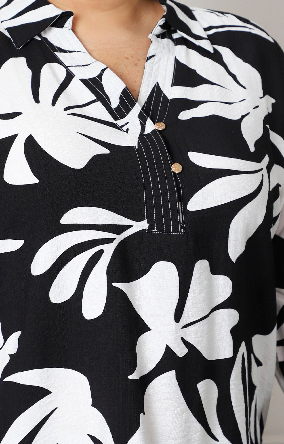 Blusa con estampado floral blanco y botones dorados