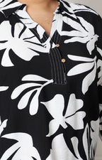 Blusa con estampado floral blanco y botones dorados