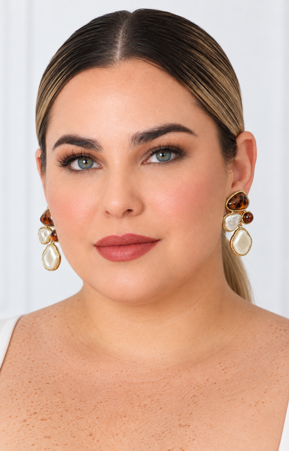 Aretes colgantes con gota blanca