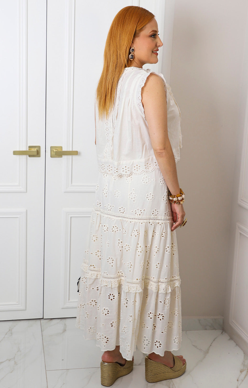 Conjunto beige bordado con olanes