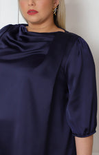 Blusa satinada con drapeado frontal y mangas globo