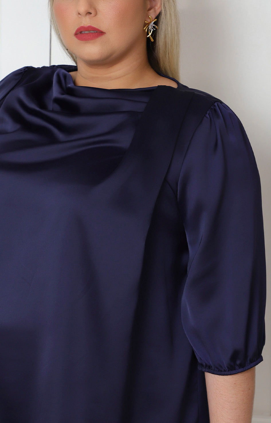 Blusa satinada con drapeado frontal y mangas globo