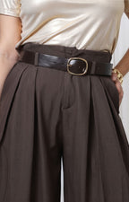 Pantalón plisado de pierna ancha con cinturón