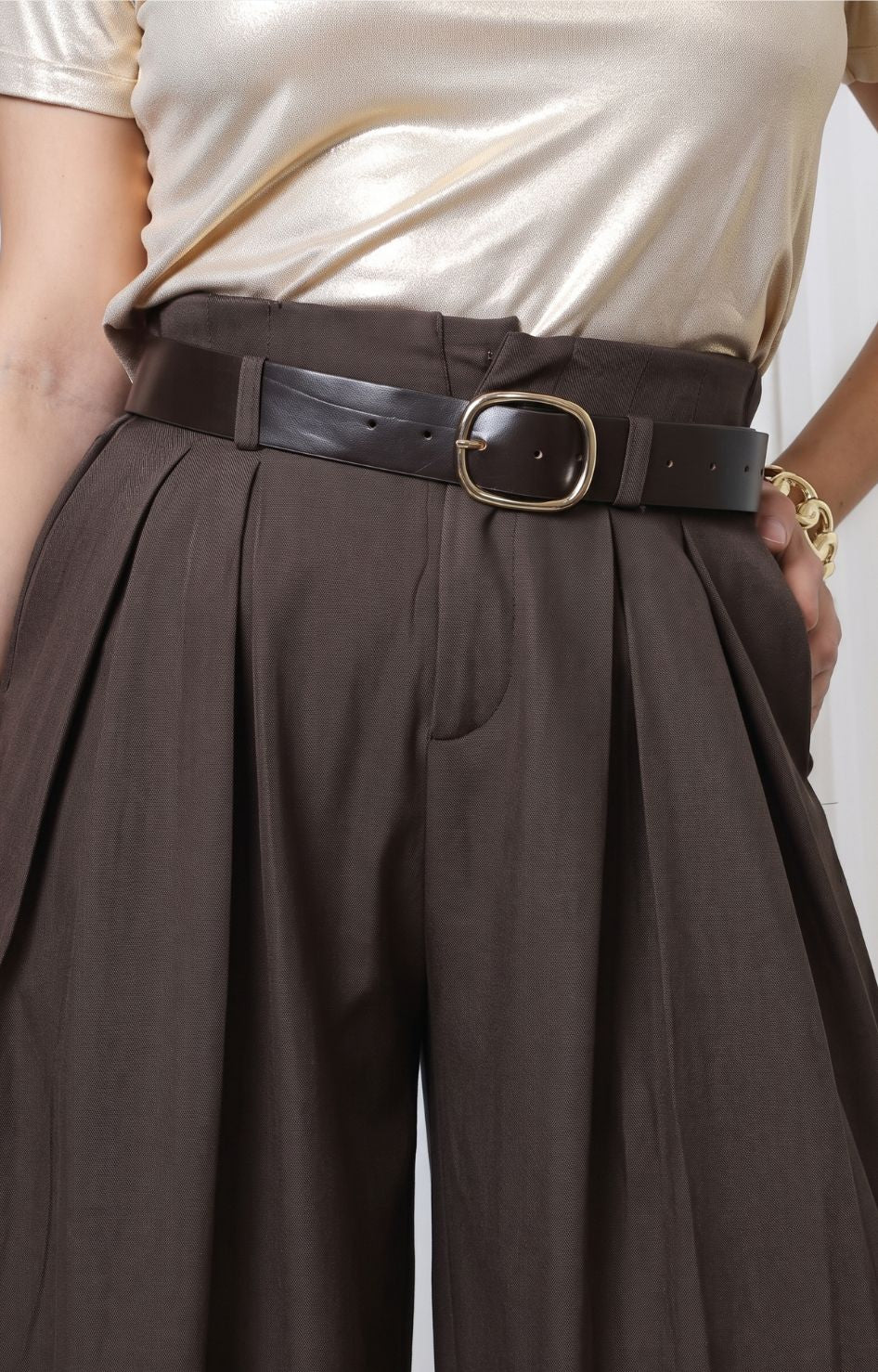 Pantalón plisado de pierna ancha con cinturón