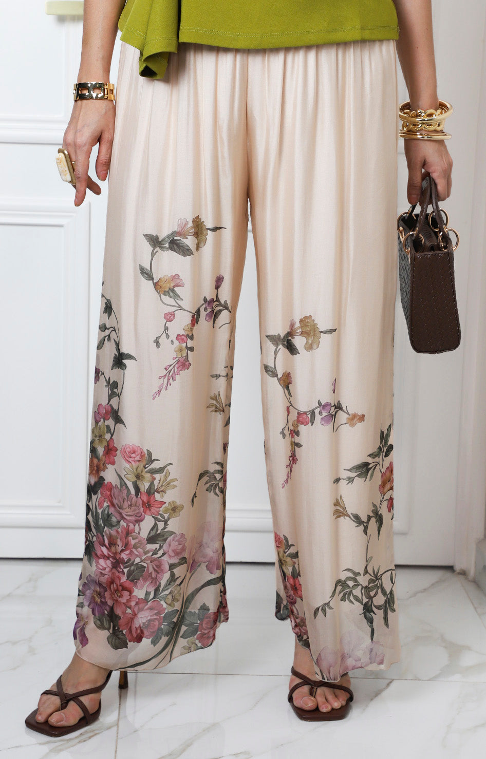 Pantalón beige con estampado floral