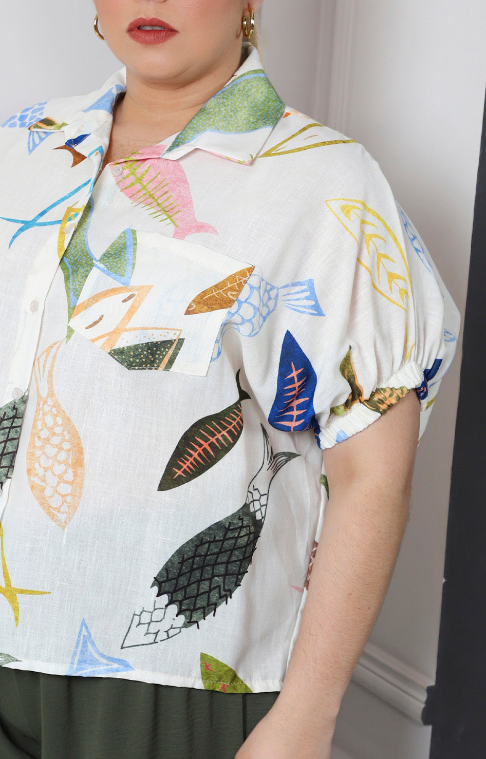 Blusa con estampado de peces y mangas globo