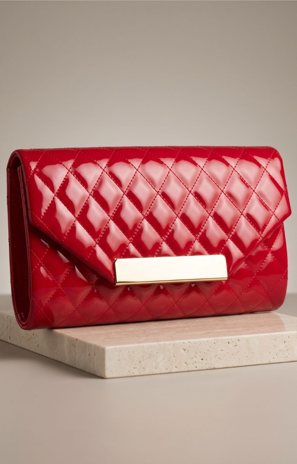 Bolsa clutch acolchada con broche dorado