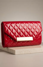Bolsa clutch acolchada con broche dorado