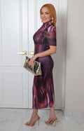 Vestido morado con capa