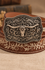 Cinturón vaquero bordado Boutiquemirel con diseño decorativo y hebilla metálica visible