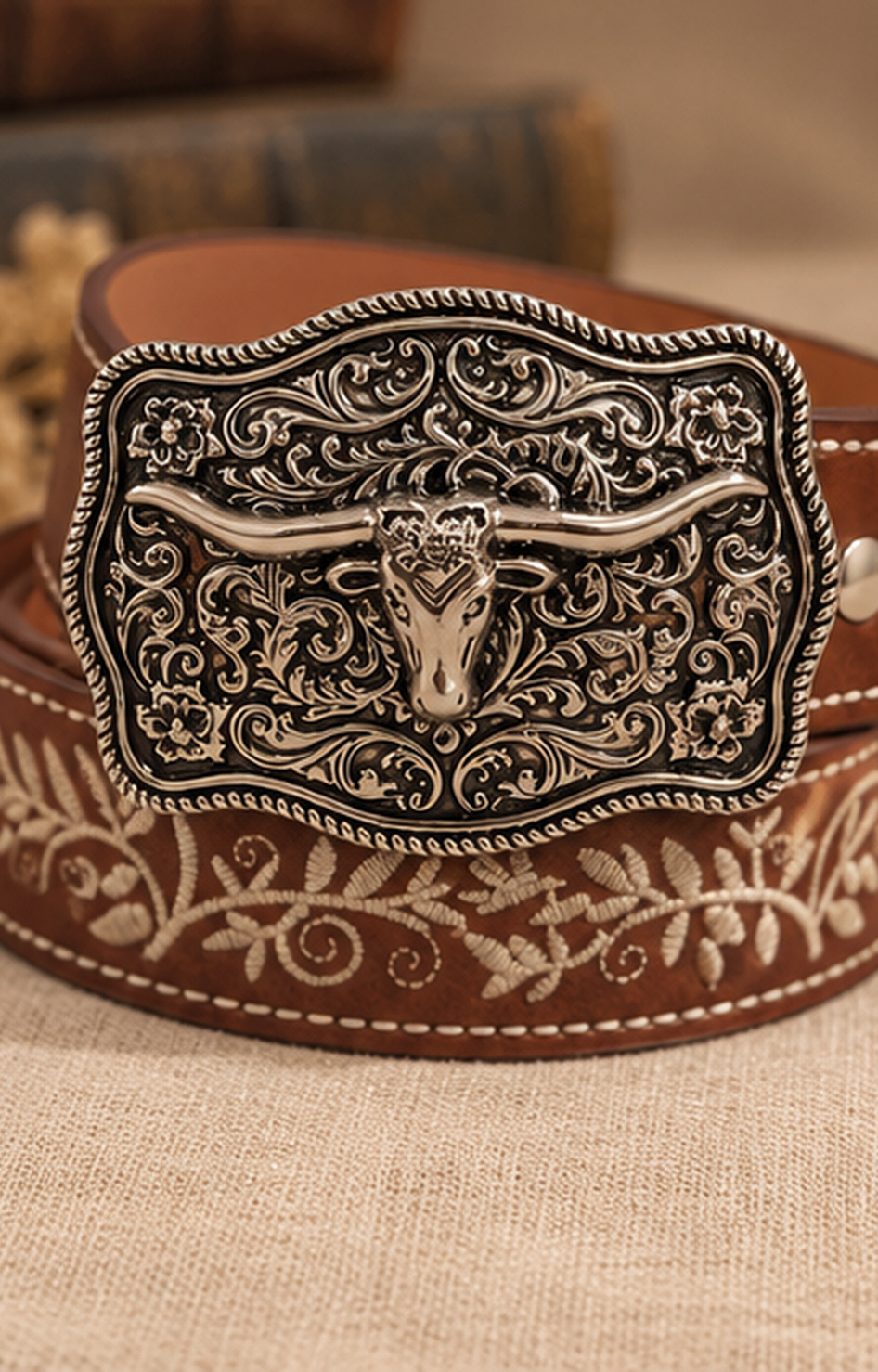 Cinturón vaquero bordado Boutiquemirel con diseño decorativo y hebilla metálica visible