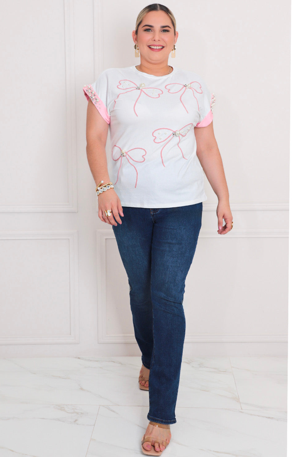 Blusa blanca con moños y aplicaciones