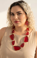 Set de collar y aretes rojos asimétricos