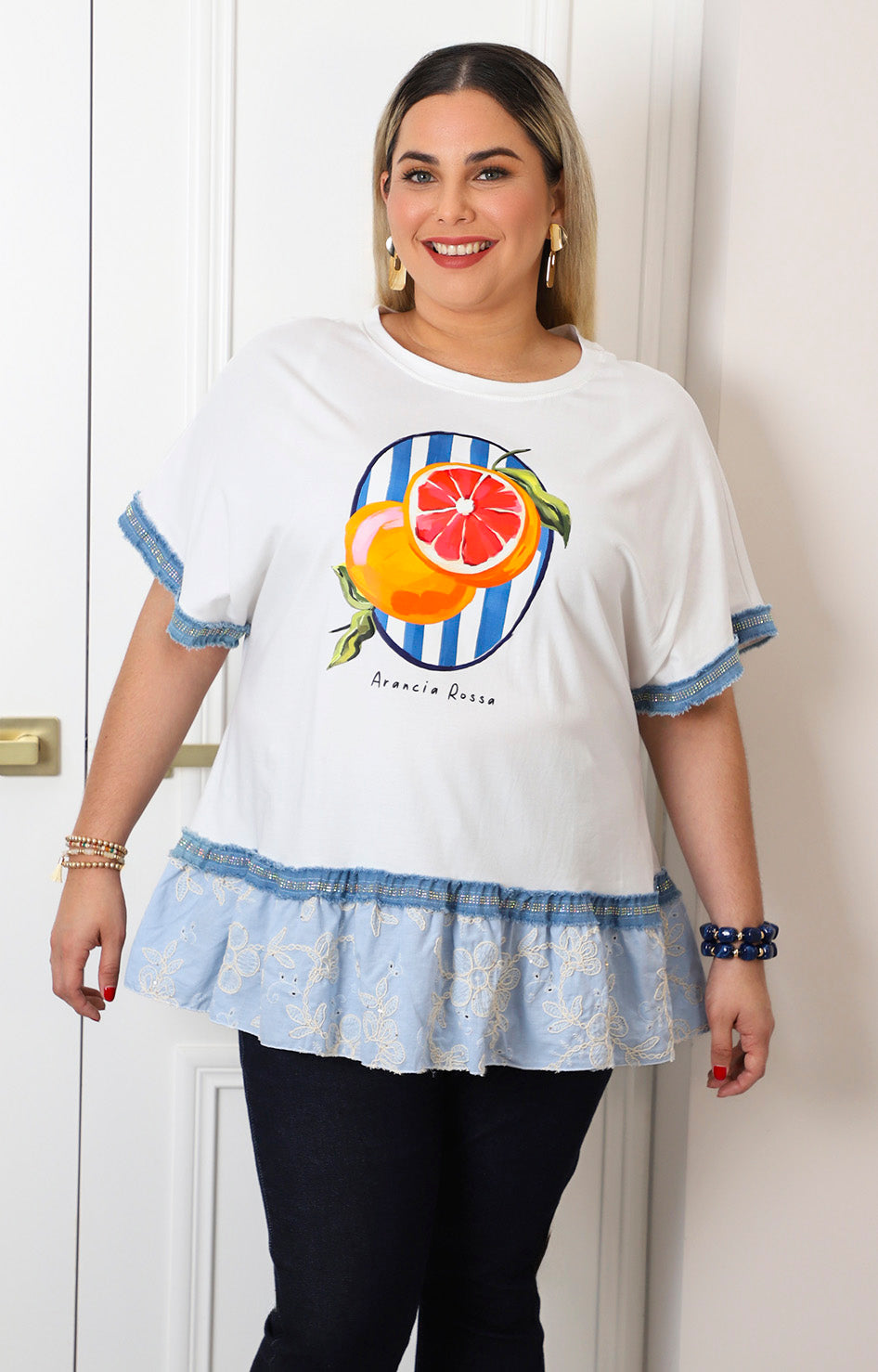 Blusa blanca con estampado de cítricos y olán