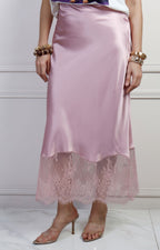 Falda larga regular de encaje de la marca Boutiquemirel, con detalles delicados y diseño elegante en color neutro.