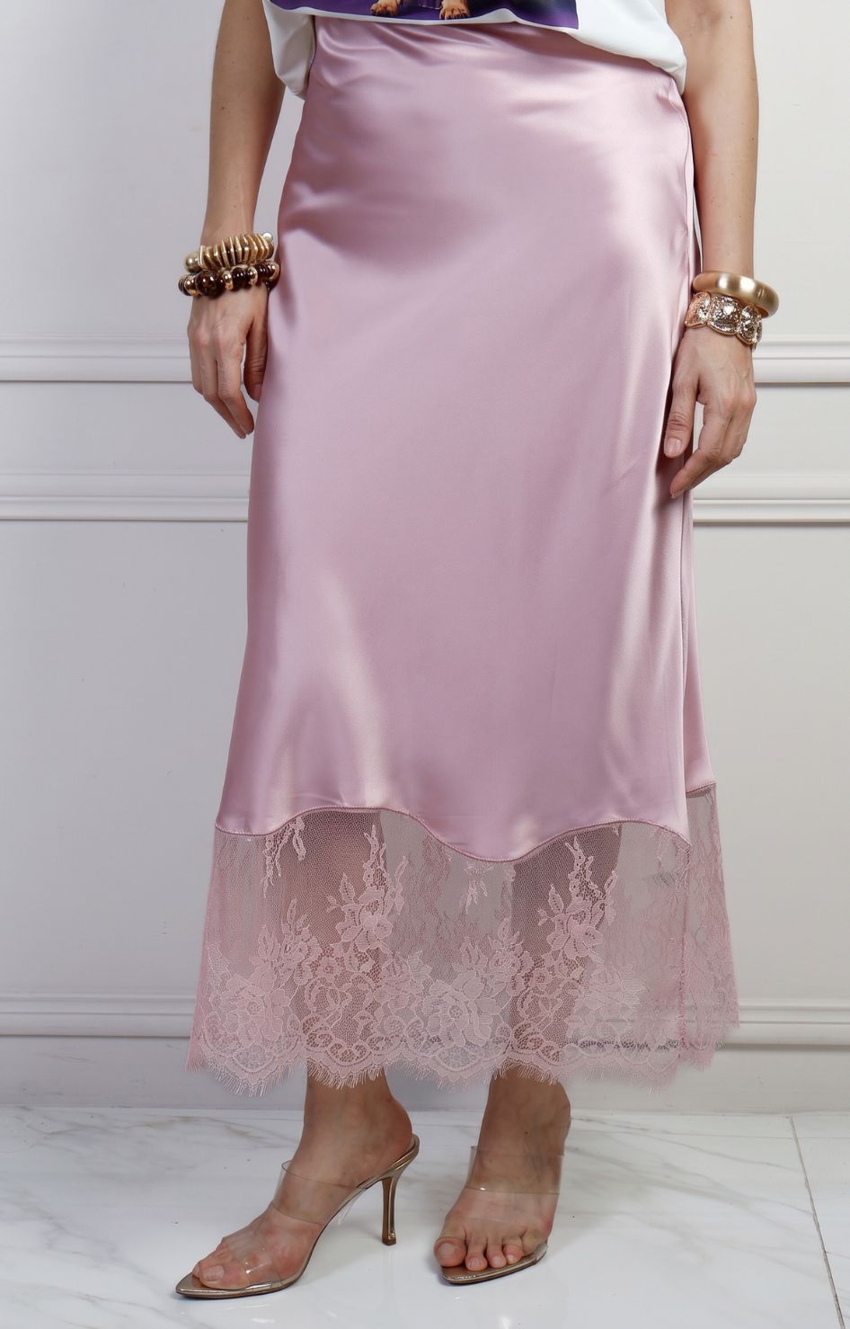 Falda larga regular de encaje de la marca Boutiquemirel, con detalles delicados y diseño elegante en color neutro.