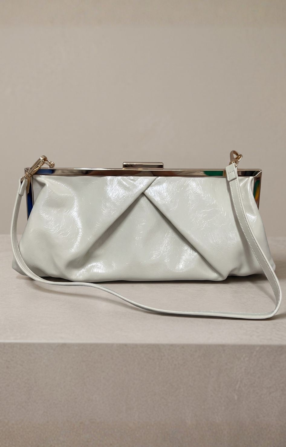 Bolso de charol con pliegues