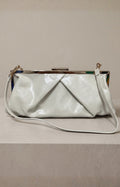 Bolso de charol con pliegues
