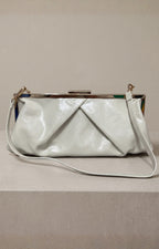Bolso de charol con pliegues