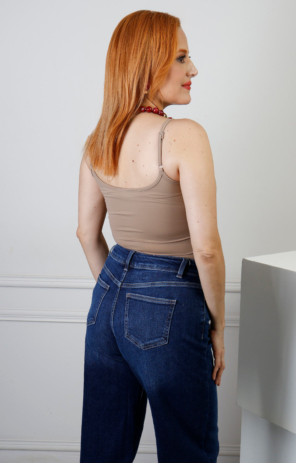 Blusa de tirantes básica de la marca Boutiquemirel, blusa regular sin mangas en color neutro, vista frontal.